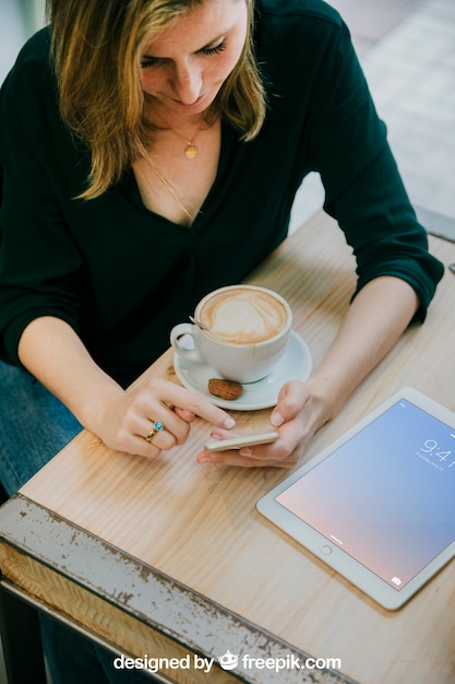 Tabletmodel met koffie en vrouw