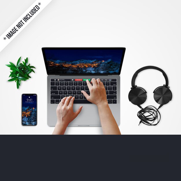 PSD mockup di tecnologia con le mani con laptop