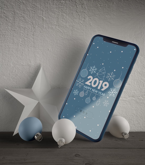 Telefoon met kerstthema en decoraties naast