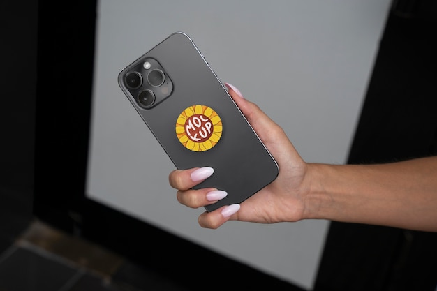 PSD telefoon met pop-socket mockup-ontwerp