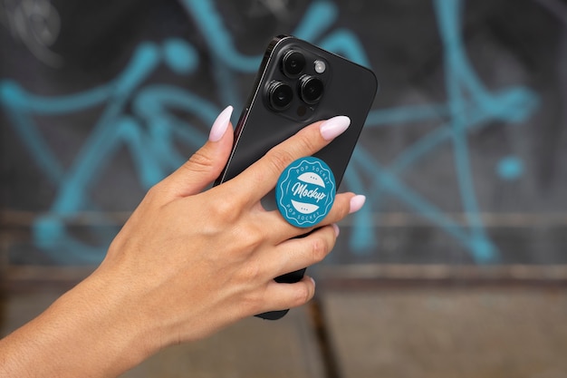 PSD telefoon met pop-socket mockup-ontwerp