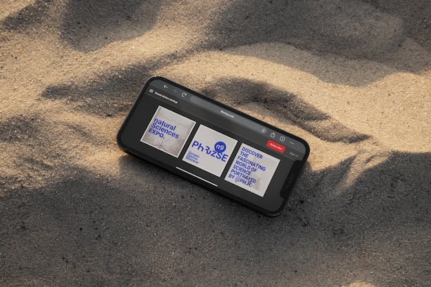 PSD telefoon mockup op het strand