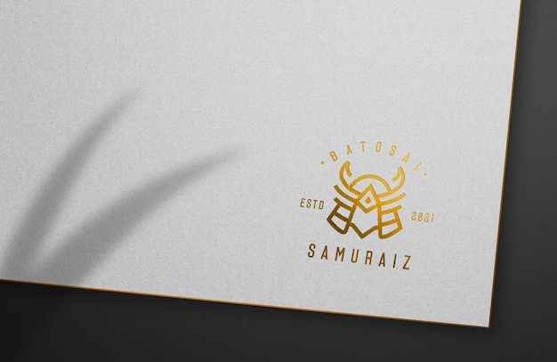 Modelli mockup branding white paper logo in oro