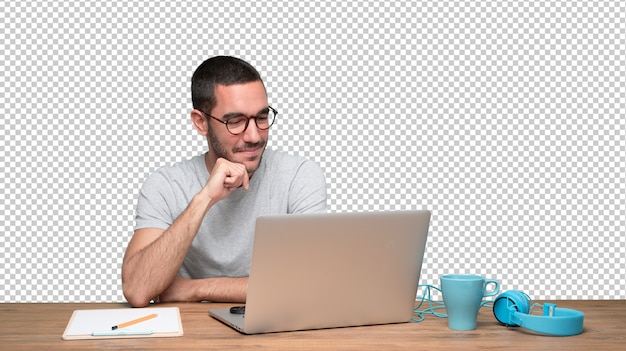 Tevreden jonge man zit aan zijn bureau