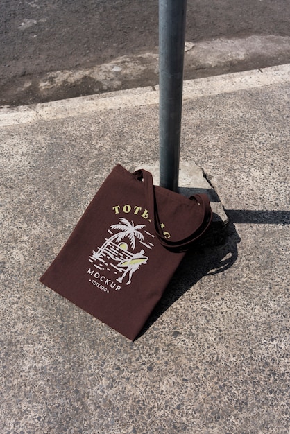 Mock-up di tote bag in tessuto all'aperto in città