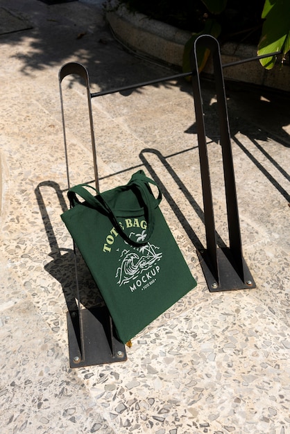 PSD mock-up di tote bag in tessuto all'aperto in città