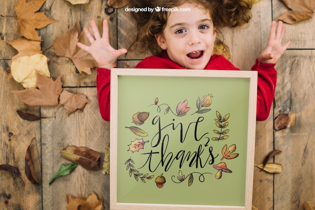 Thanksgiving mockup met meisje en frame