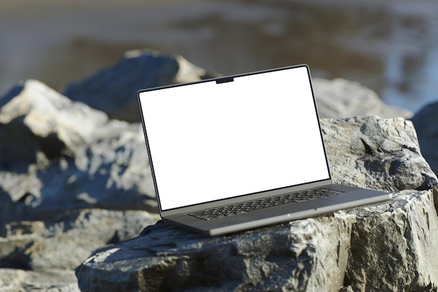 PSD thebook pro mockup per laptop da 16 pollici all'aperto su un modello rock per la presentazione del marchio