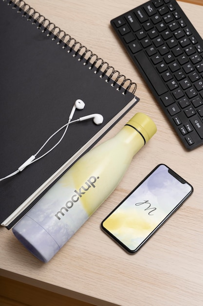 Mockup di thermos sul tavolo dell'ufficio