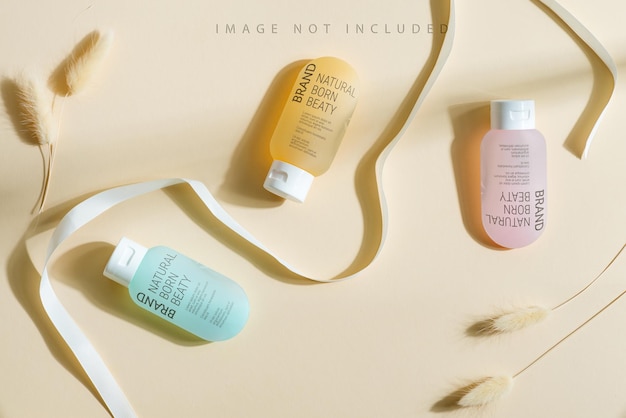 Tre flaconi cosmetici multicolori mockup