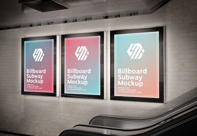 지하철 역 모형에 세 개의 수직 빛나는 광고판
