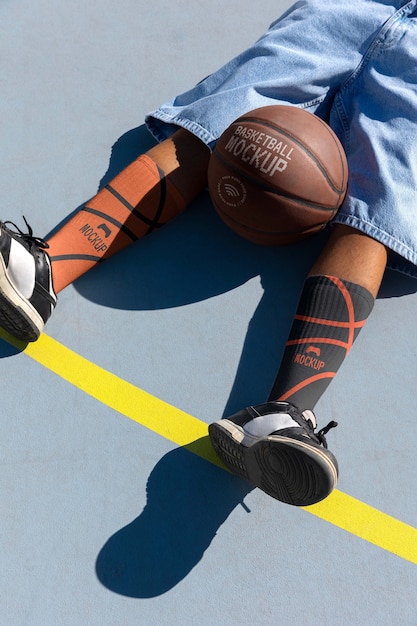 Tiener met basketbal buiten op het veld