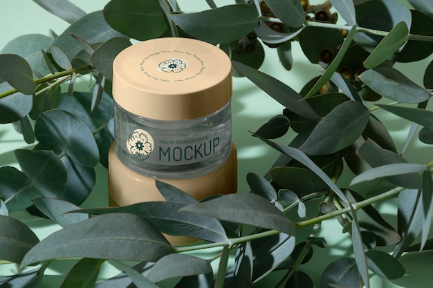 Tło eukaliptusowe z makietą produktów do pielęgnacji skóry i kosmetyków
