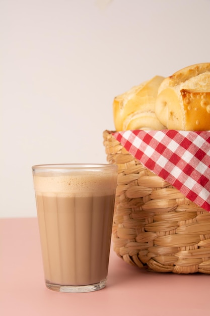 PSD pane tostato con burro fuso colazione brasiliana cibo caffè e latte verticale