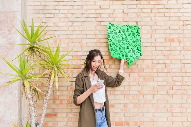 PSD toespraak bubble mockup met lachende vrouw