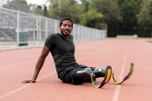 Top mockup van een paralympische atleet die ontspant langs de atletiekbaan (PSD)