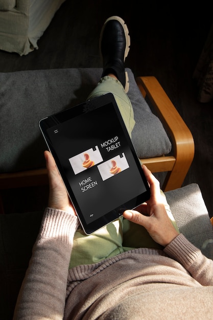 PSD vista dall'alto adulto rilassante con tablet mockup