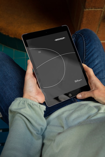 PSD タブレットのモックアップでリラックスした大人の上面図