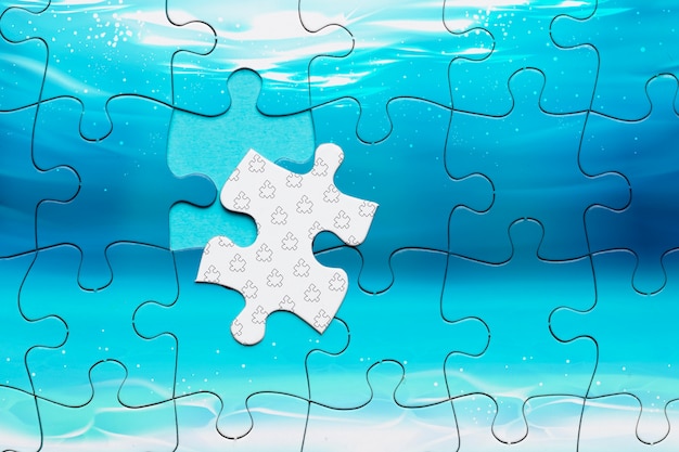 Disposizione vista dall'alto con puzzle incompleto