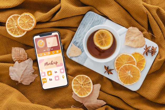 Disposizione vista dall'alto con tè e smartphone