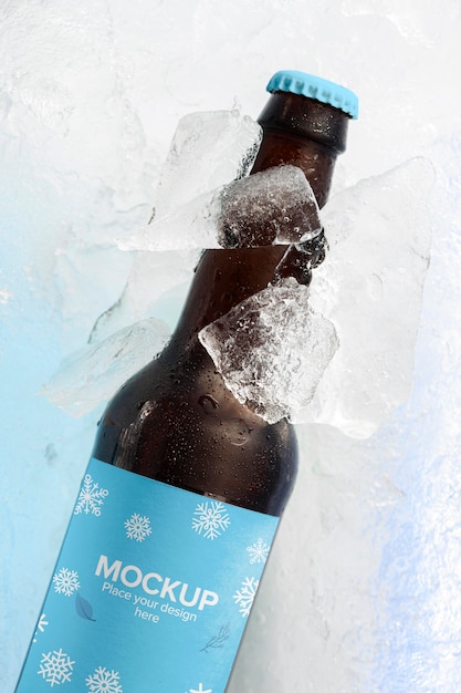 雪の中でトップビューのビール瓶