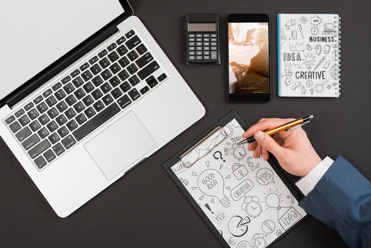 PSD top view of businessman writing on clipboard