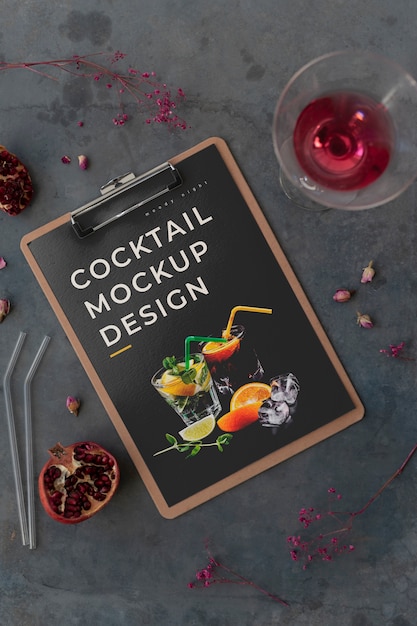 Vista dall'alto sul design del mockup del volantino per cocktail