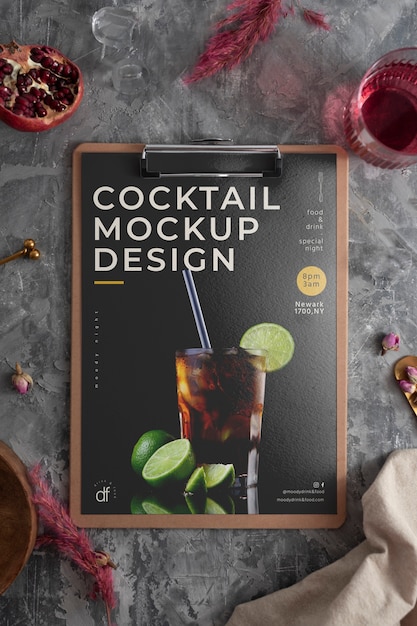 PSD vista dall'alto sul design del mockup del volantino per cocktail