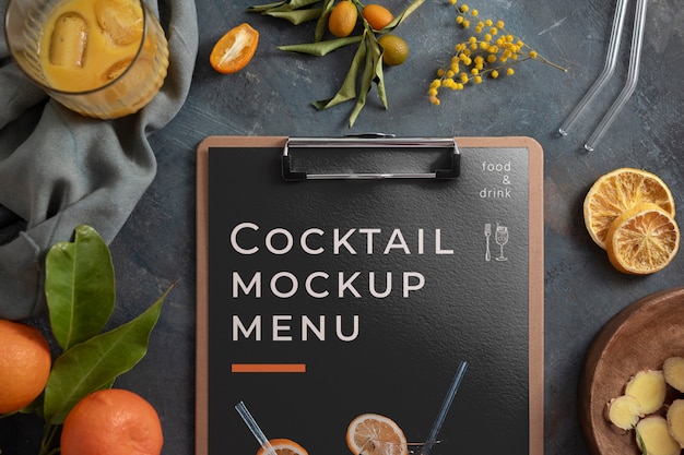 PSD vista dall'alto sul design del mockup del volantino per cocktail