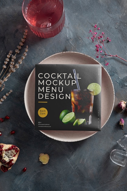 Vista dall'alto sul design del mockup del volantino per cocktail