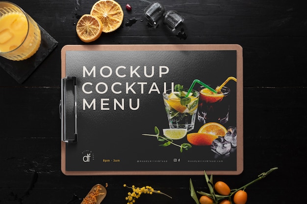 PSD vista dall'alto sul design del mockup del volantino per cocktail