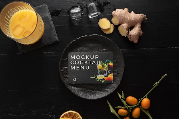 PSD vista dall'alto sul design del mockup del volantino per cocktail