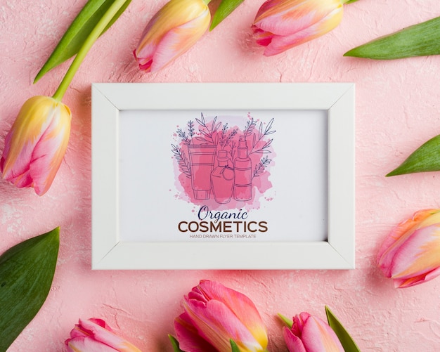 PSD mockup di cosmetici vista dall'alto con fiori