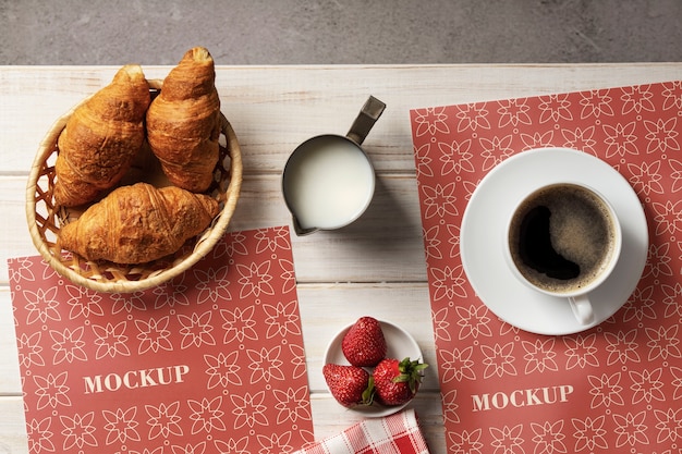 Cornetti e tazza di caffè vista dall'alto