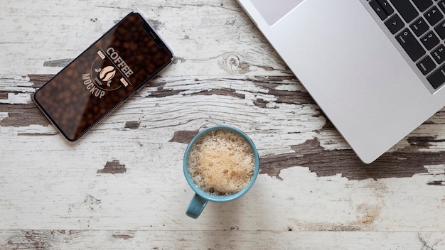 PSD vista dall'alto sulla tazza di caffè con il mockup del telefono