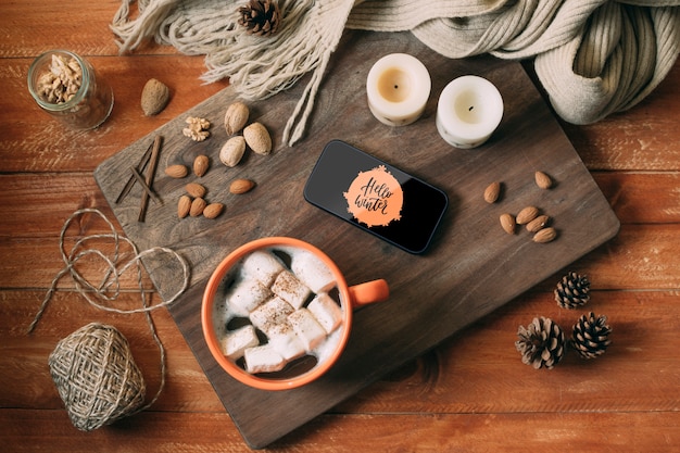 PSD spuntino delizioso di inverno di vista superiore sul bordo di legno