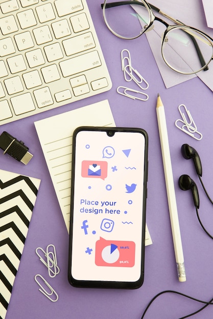 PSD concetto di scrivania vista dall'alto con lo smartphone