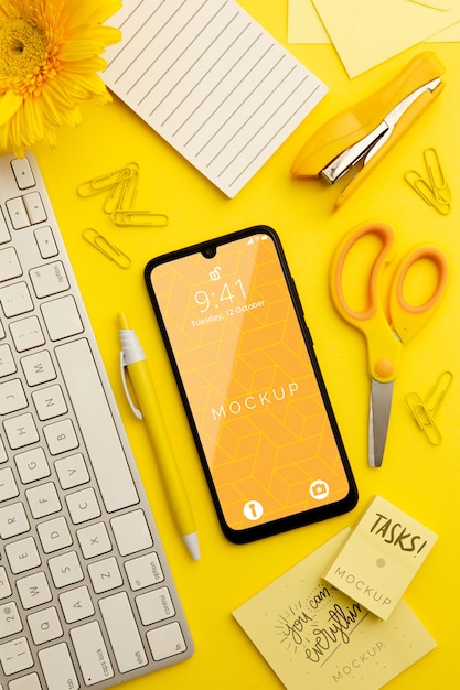 PSD concetto di scrivania vista dall'alto con lo smartphone