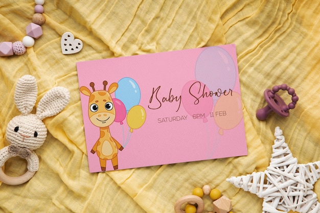 Mockup di invito per baby shower ragazza vista dall'alto