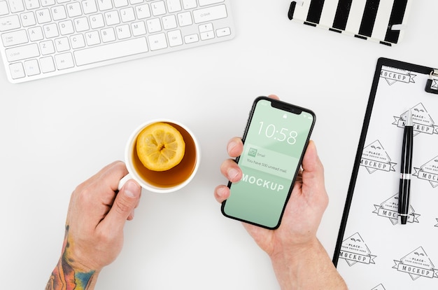 スマートフォンのモックアップとお茶を保持している平面図手