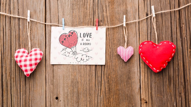 PSD top view hearts on wooden background