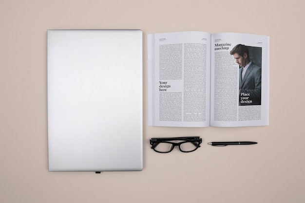 PSD mockup di laptop e rivista con vista dall'alto