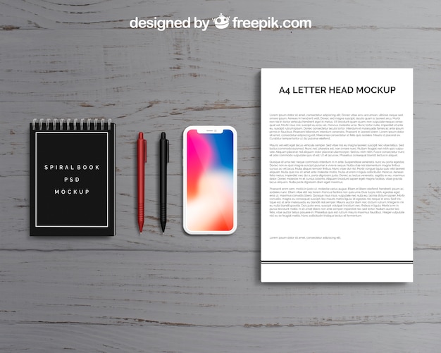 Mockup di carta intestata e smartphone con vista dall'alto