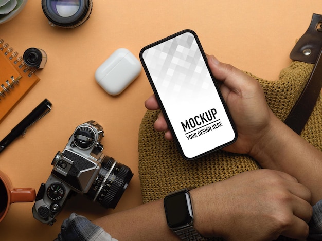 Vista dall'alto della mano maschio utilizzando il mockup dello smartphone