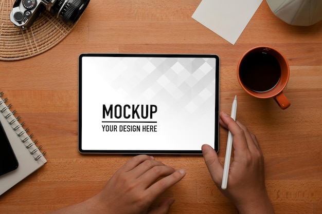 デジタルタブレットのモックアップで作業している男性の手の上面図