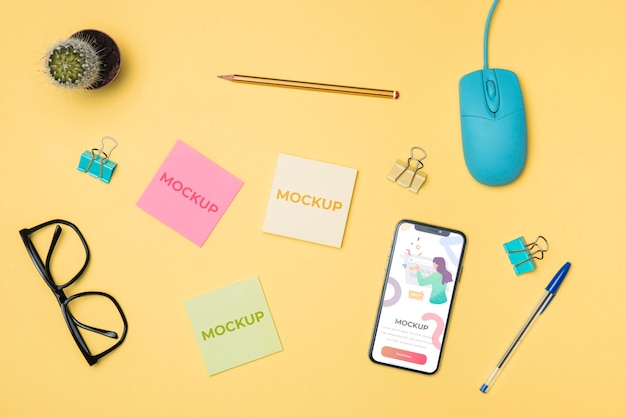 PSD cellulare con vista dall'alto e mock-up di post-it