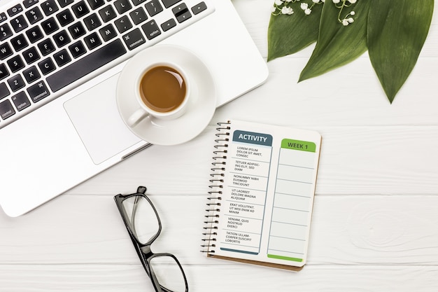 PSD アクティビティとウィークリープランナーを備えた平面図ノートブック