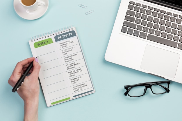 Notebook con vista dall'alto con attività quotidiane da controllare