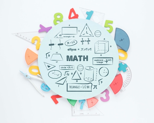 Vista dall'alto di numeri e righelli per la matematica