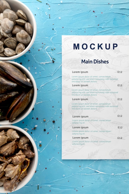 さまざまなシーフードとメニューのボウルの上面図
